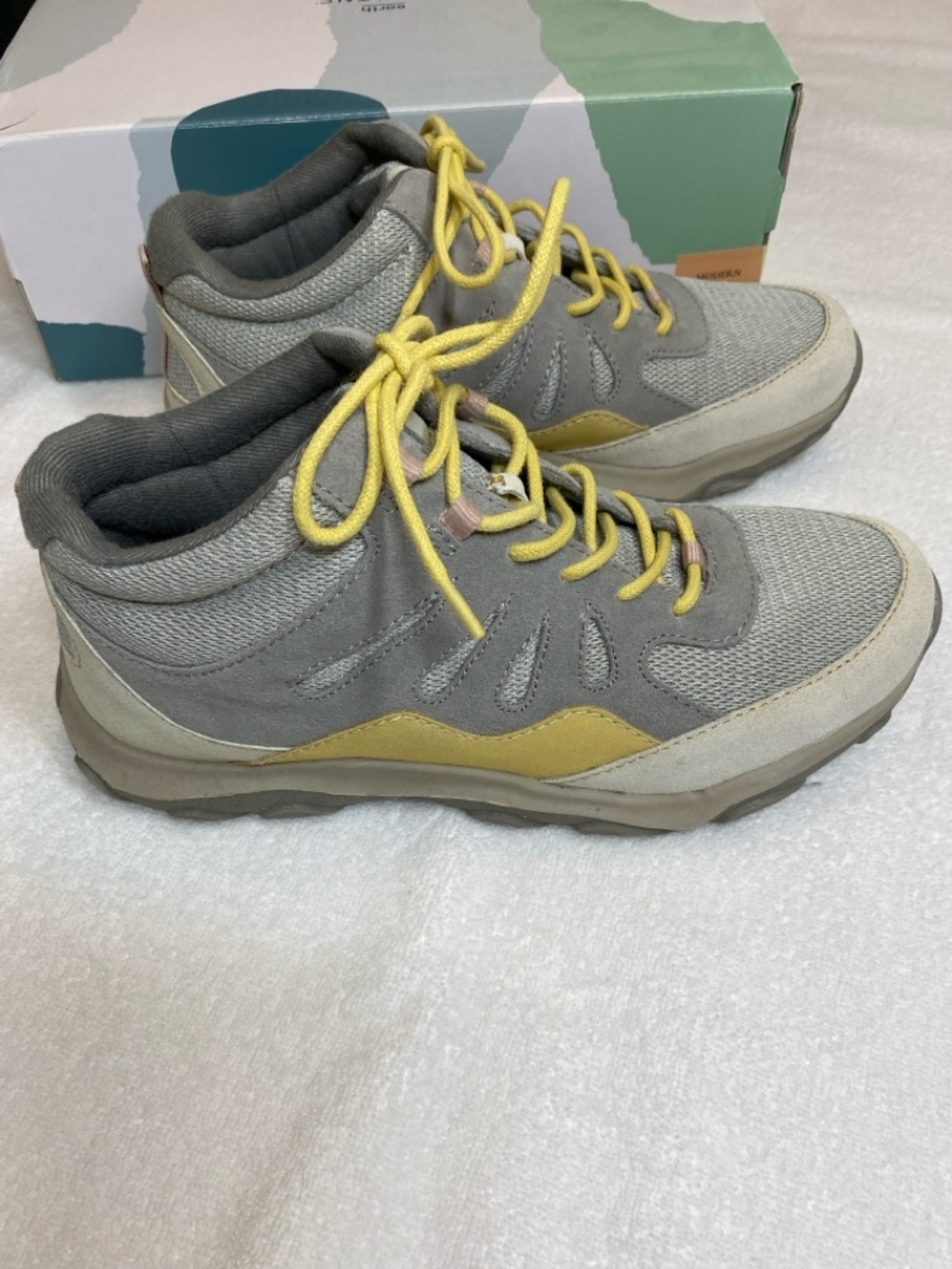 Earth Origins Frost Grey Suede Hiking Shoes with Yellow Laces Size 8 Wide